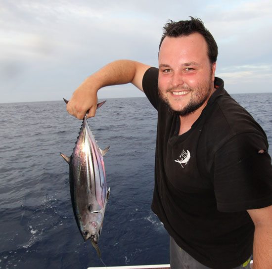 Bild von Skipper Chris mit Thunfisch