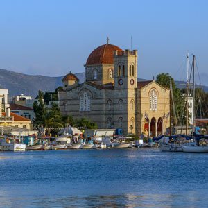 Bild vom Hafen von Aegina Stadt mit Kirche